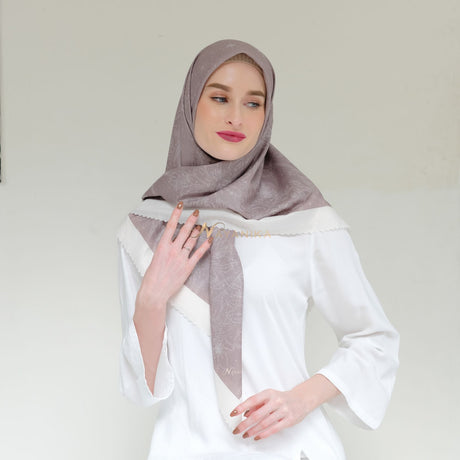 Nayanika Hijab Motif Saphire Premium Mocca