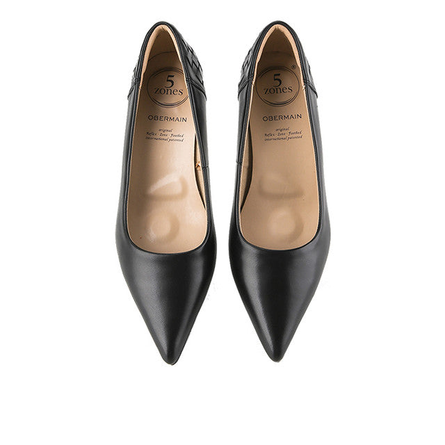 Aneta Genilia In Black