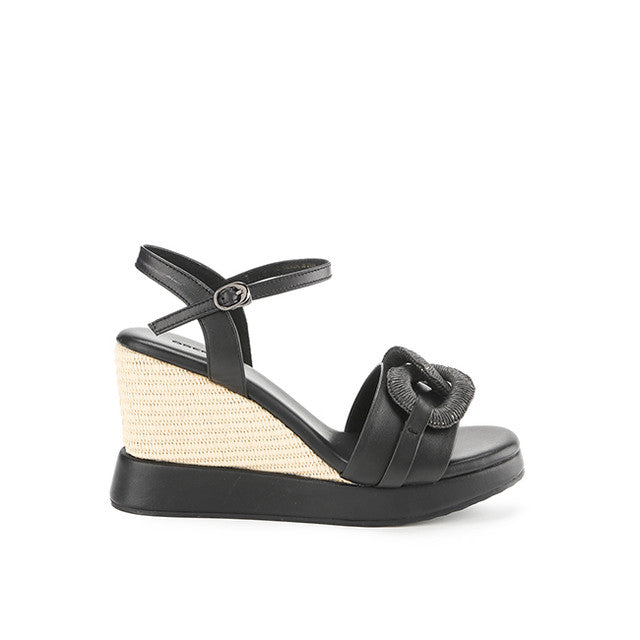 Mailis Berlinda In Black