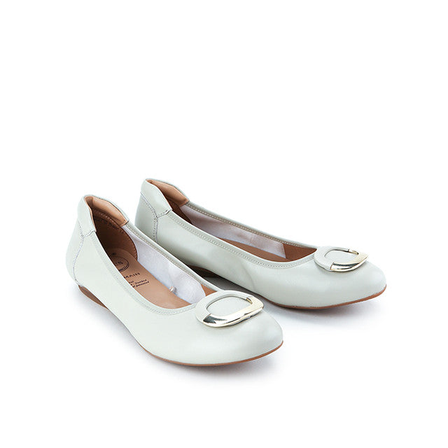 Gracie Leiva In Off White