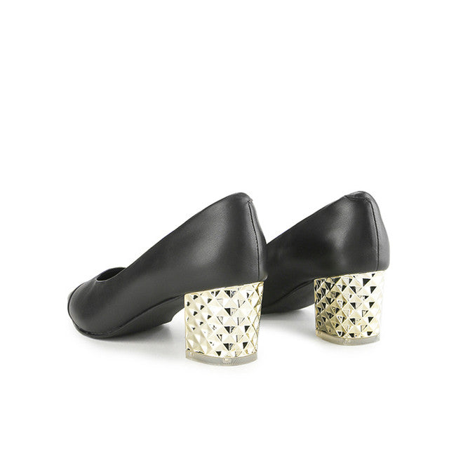 Alexis Dalia In Black