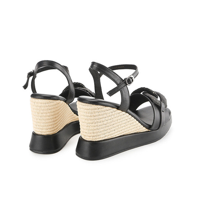 Mailis Berlinda In Black