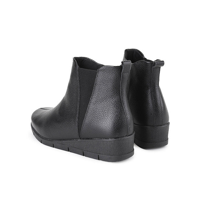 Gilly Hadis In Black