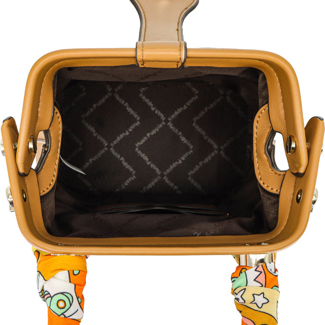 Dion Top Handle M In Tan