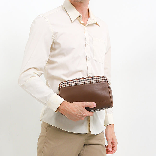 Teddy Clutch In Brown