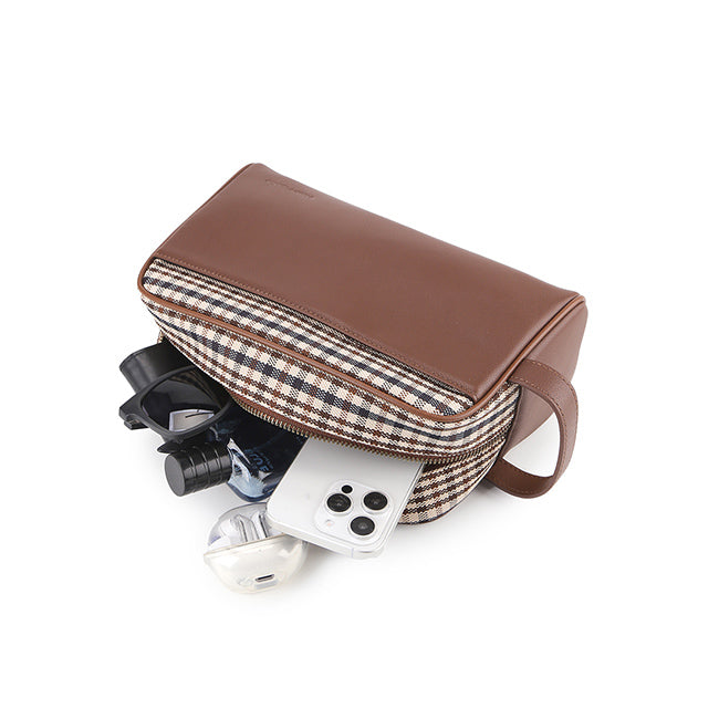 Teddy Clutch In Brown