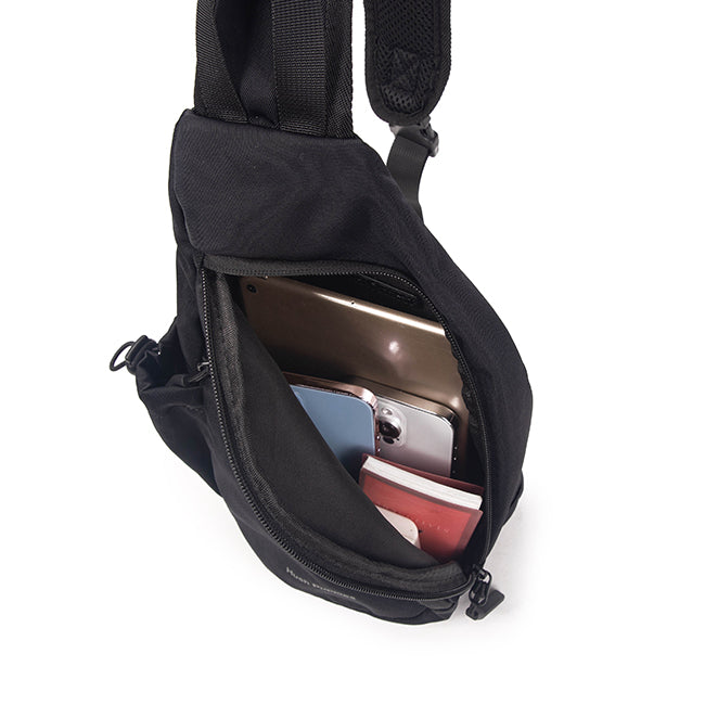 Zyler Chest Bag In Black