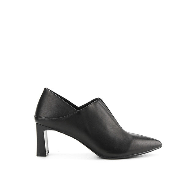 Blenda Ginna In Black