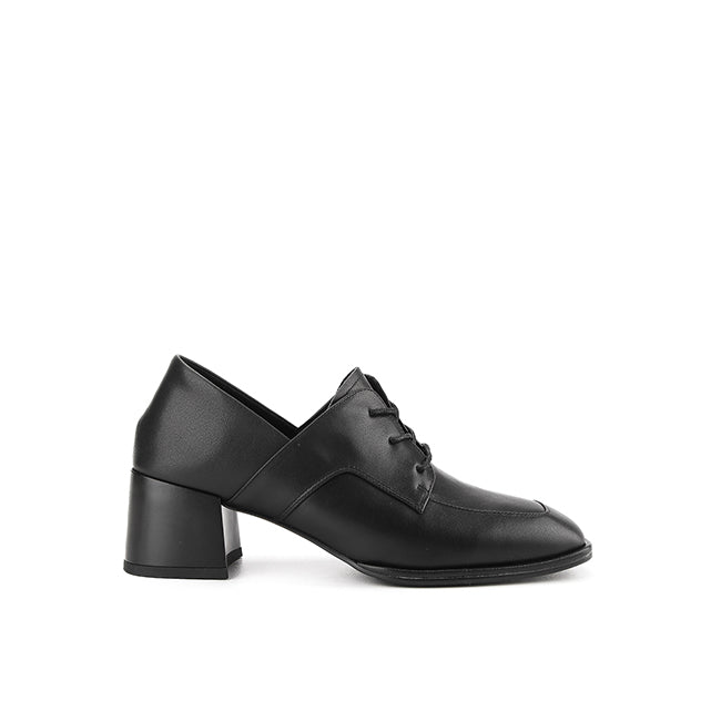 Carlota Wyna In Black