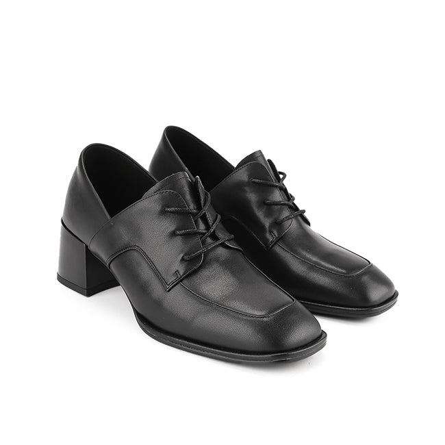 Carlota Wyna In Black