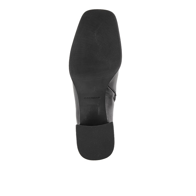 Carlota Wynn In Black