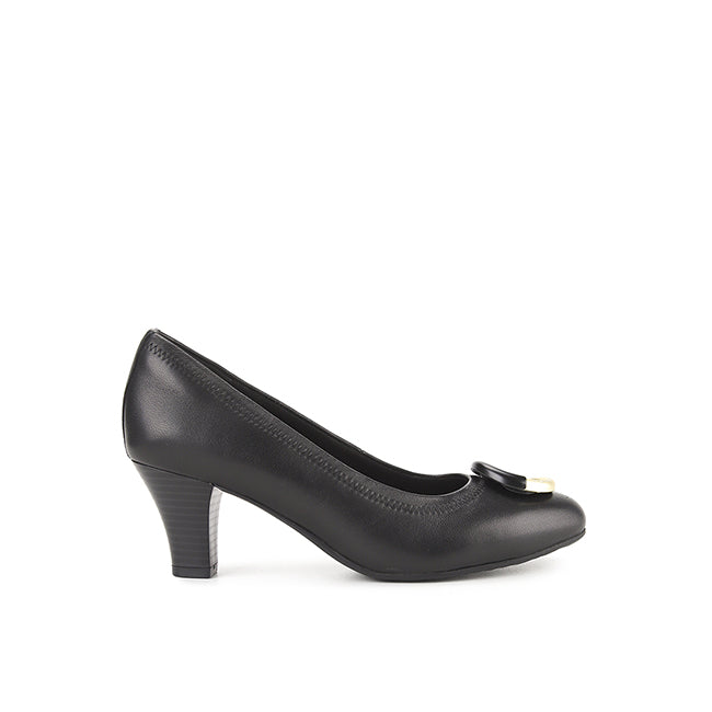 Agnes Klara In Black