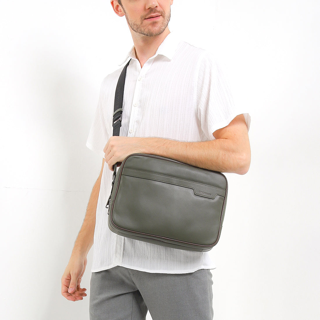 Sam Messenger Bag-L In Olive
