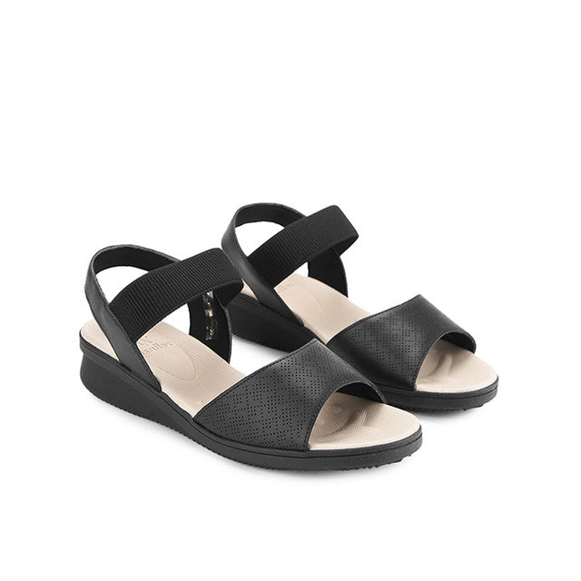 Merel Hellen In Black