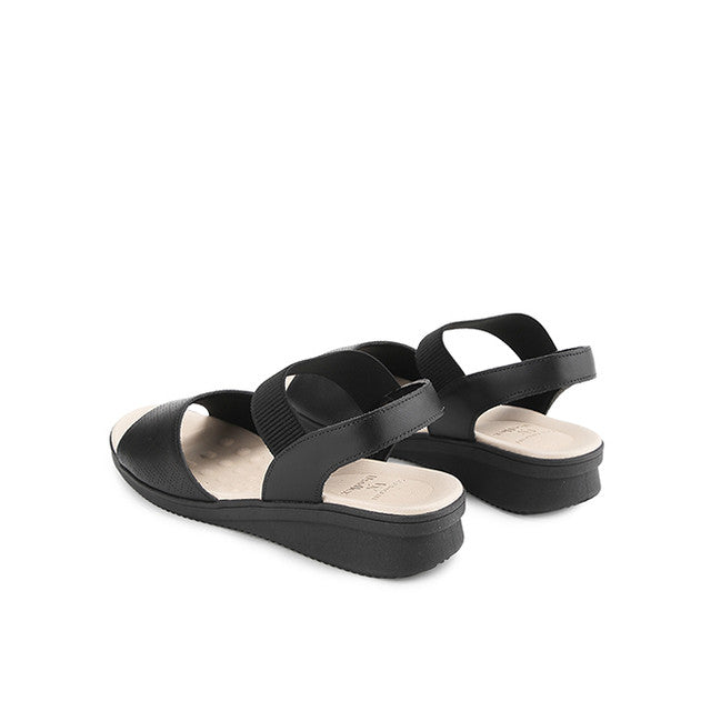 Merel Hellen In Black