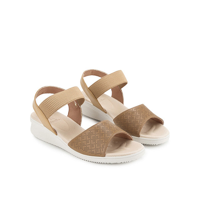 Merel Hellen In Camel