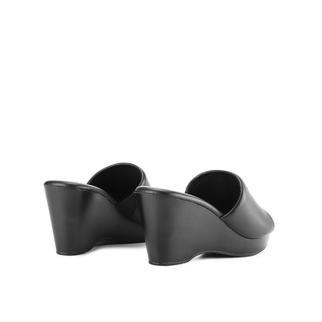 Nillda Janna In Black