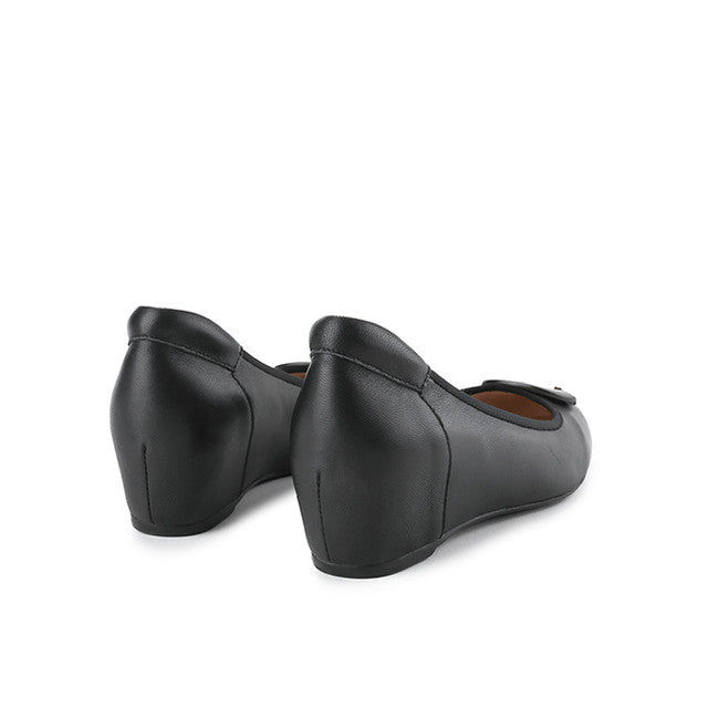 Annie Leiva In Black