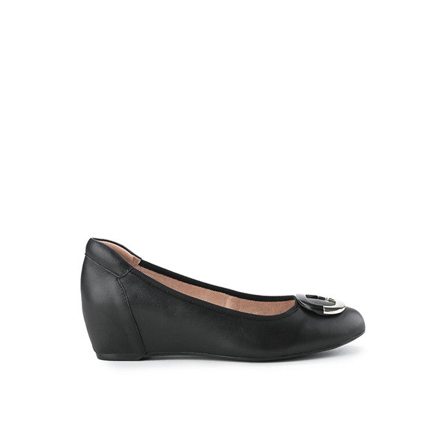 Annie Leiva In Black