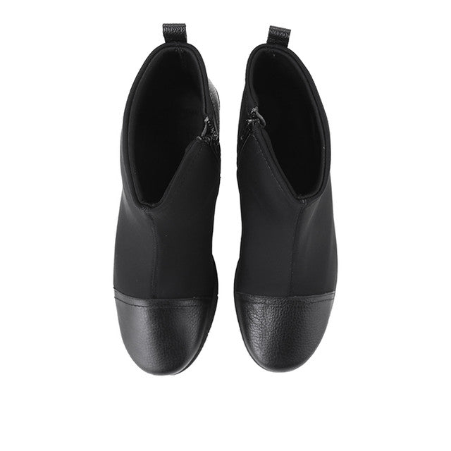 Gilly Havin In Black