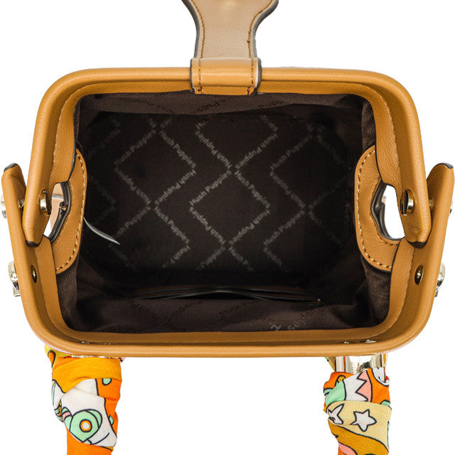 Dion Top Handle M In Tan