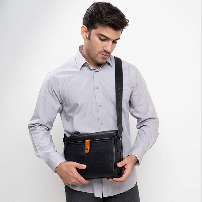 Hush Puppies Men Anthony Messenger Bag In Black