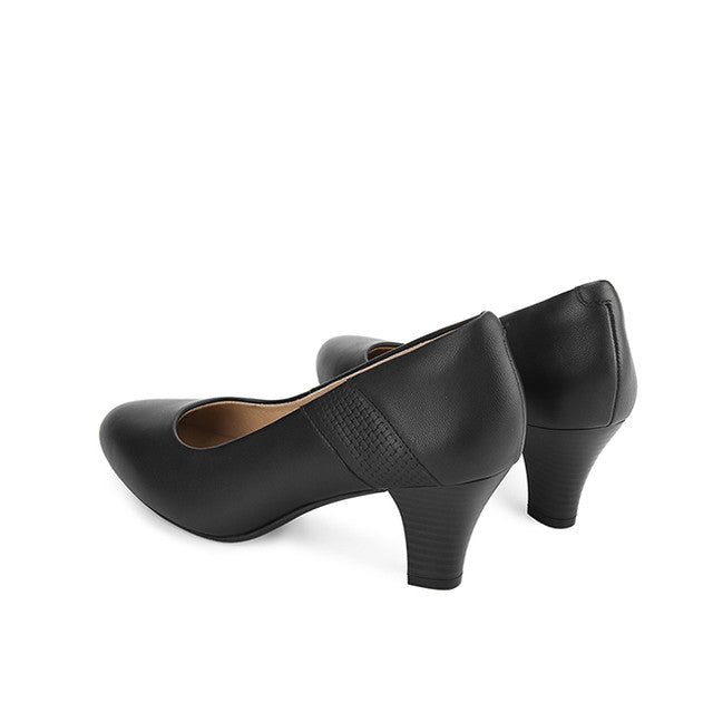 Agnes Hillda In Black