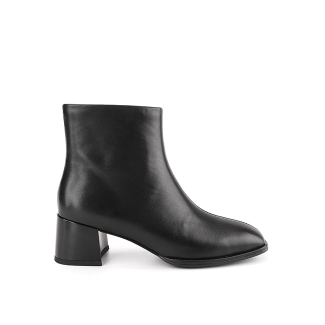 Carlota Wynn In Black
