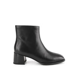 Carlota Wynn In Black