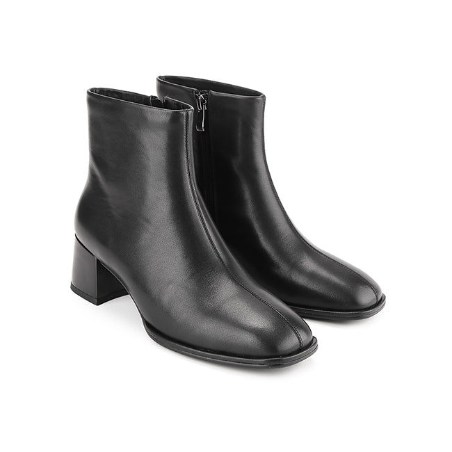 Carlota Wynn In Black