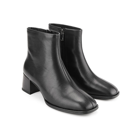 Carlota Wynn In Black