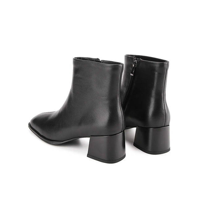 Carlota Wynn In Black