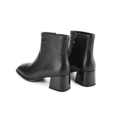 Carlota Wynn In Black