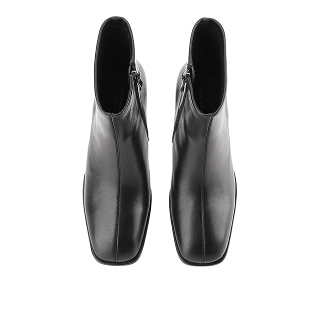 Carlota Wynn In Black