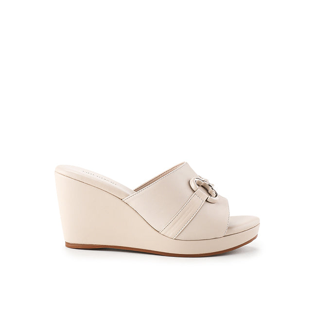 Marla Colter In Beige