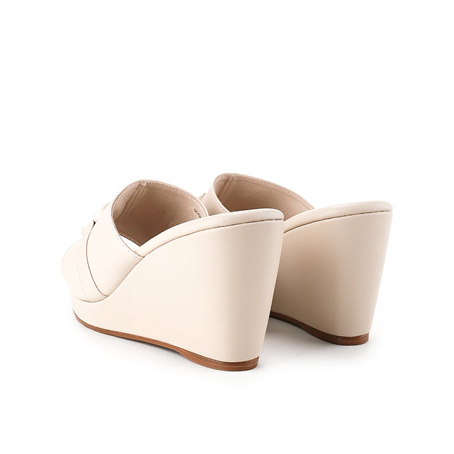 Marla Colter In Beige
