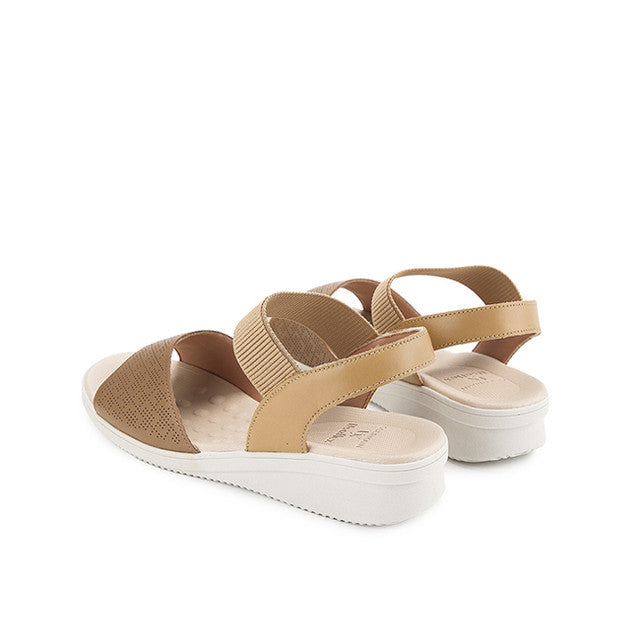 Merel Hellen In Camel