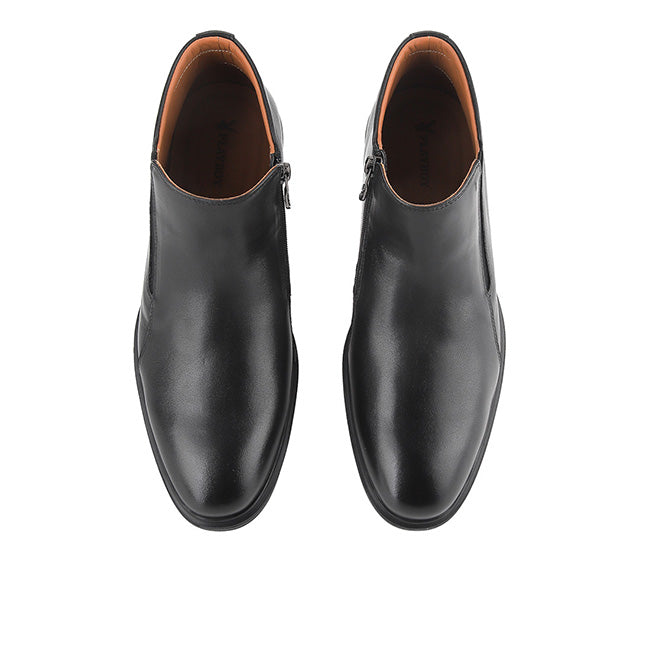 Gioni In Black