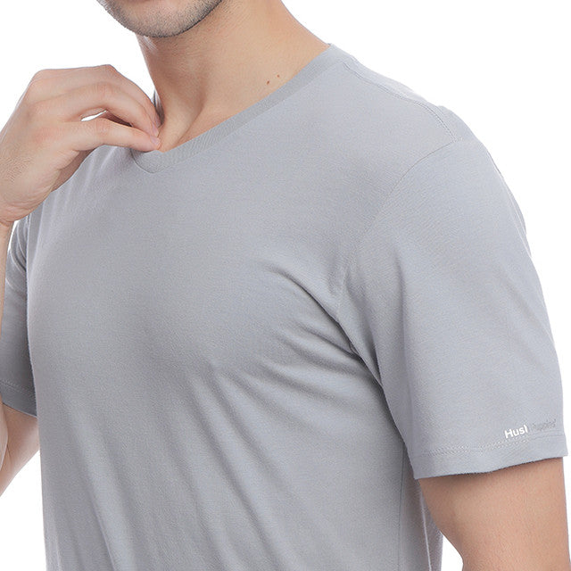 Hush Puppies Pakaian Neck Tee Pria  Classic V Neck Tee In Grey