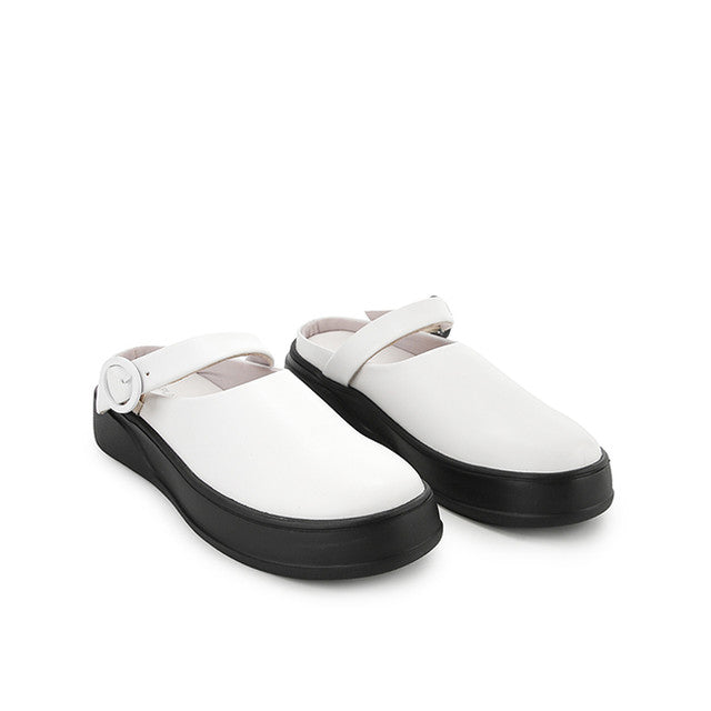 Azkia In White