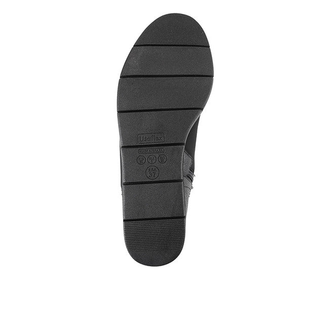 Gilly Havin In Black