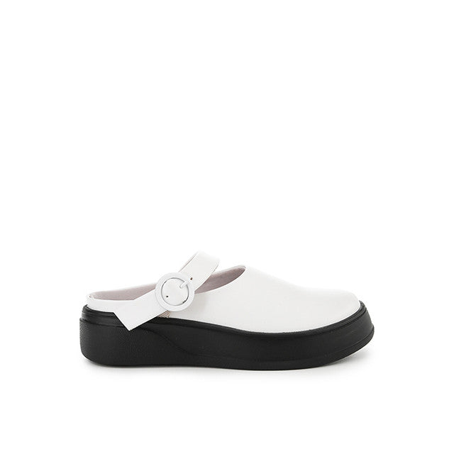 Azkia In White